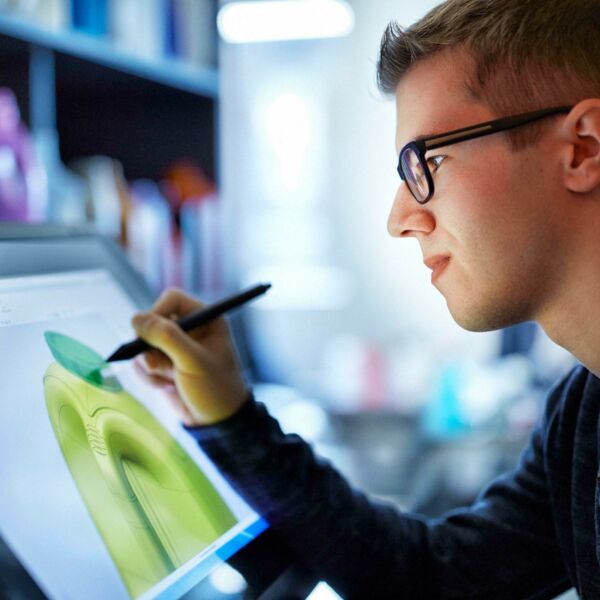 Junger Mann, sitzt vor einem Touchscreen und arbeitet. #daskannkunststoff #verpackungswende #recyclingsystem #mondaysforrecycling